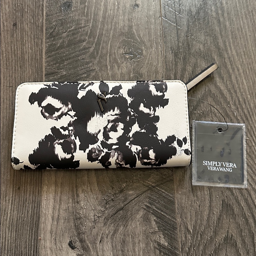 NWT Simply Vera Vera Wang Monochrome Floral Wallet